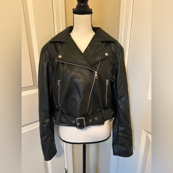 Divided Women's Black faux Leather Jacket with belt - Picture 3 of 5